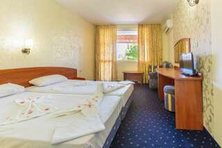 Отель Hotel Chernomorets Черноморец Улучшенный двухместный номер с 1 кроватью или 2 отдельными кроватями-2